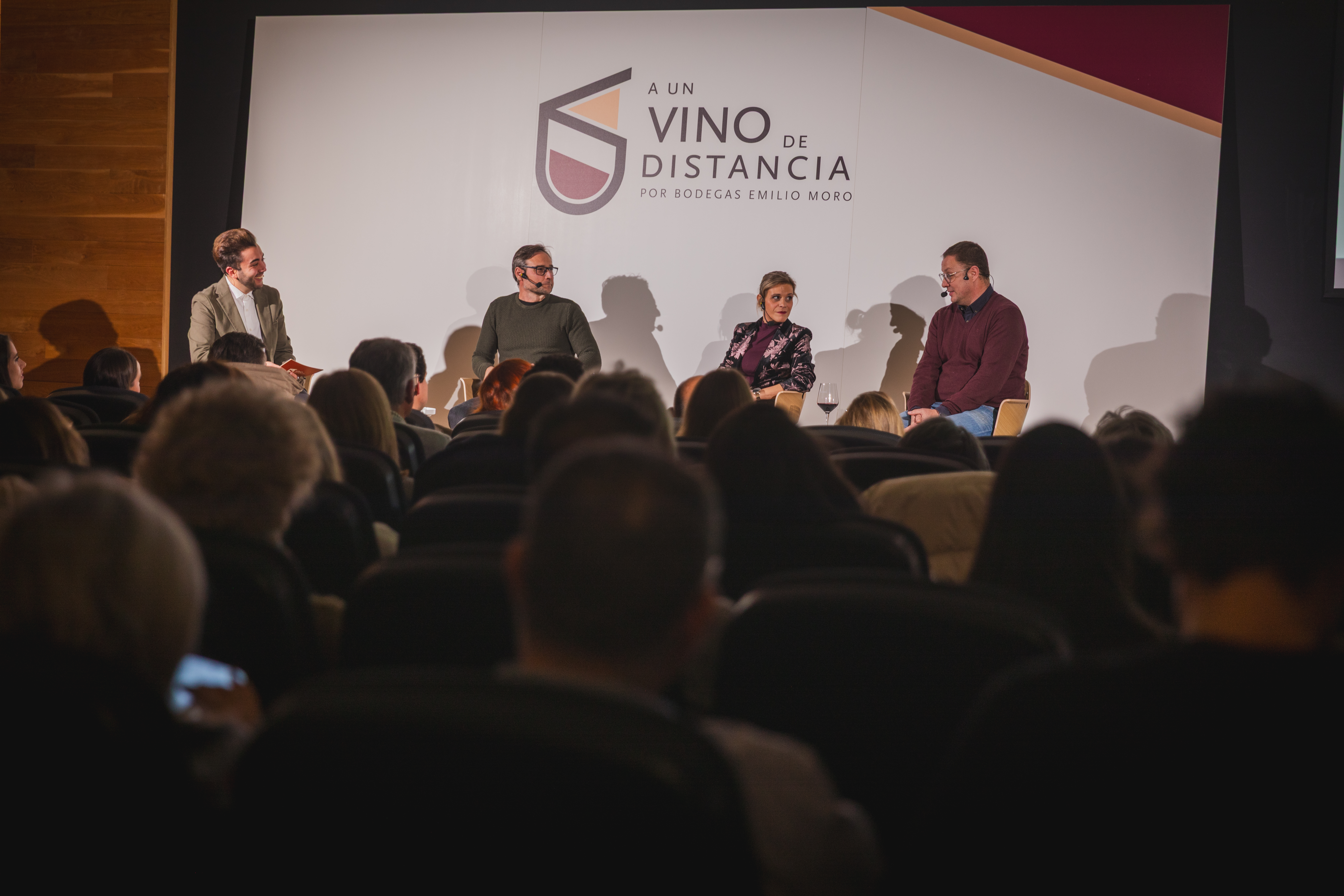 Bodegas Emilio Moro celebra el primer evento en directo de “A un Vino de Distancia”, su plataforma cultural para impulsar el talento y el pensamiento actual